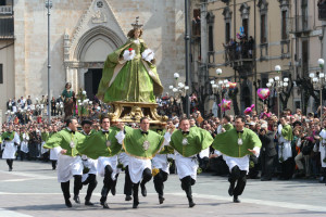 Sulmona :Madonna che scappa in piazza